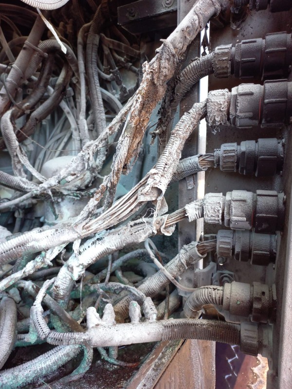 Cableado y conexiones de la grúa afectados por incendio y exposición térmica.