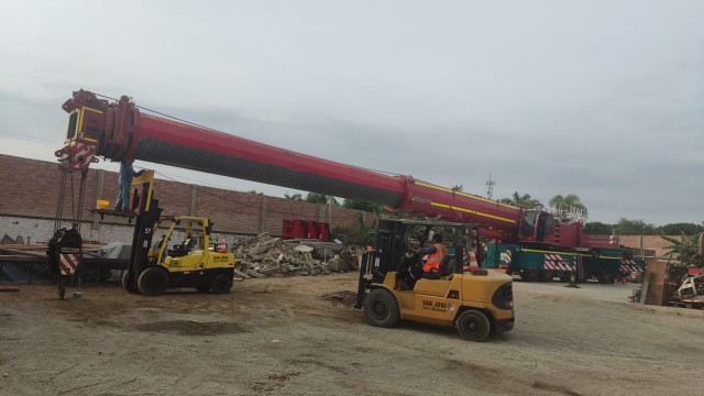 Intervención técnica y reparación de componentes de la pluma de una grúa.