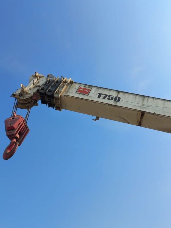 Trabajo técnico sobre el conjunto de gancho de una grúa.