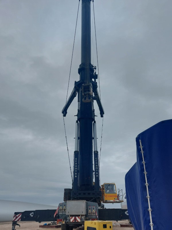 Servicio técnico sobre grúa móvil LIEBHERR LTM 1300.