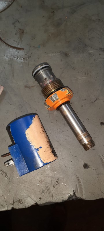 Componente hidráulico desmontado para inspección, reparación y mantenimiento.